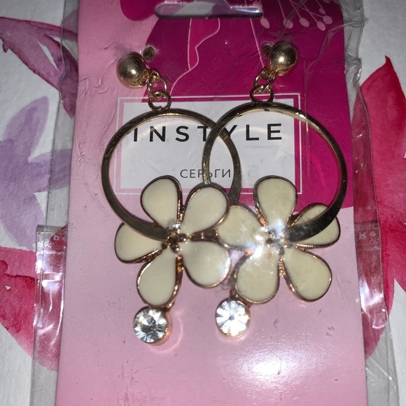 Cream flower and gold tone earrings - Picture 3 of 3